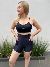 LIZ FIT. Shorts Meia Coxa com bolso curvo com texturas