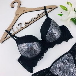 Fabricado por Lizamor. Conjunto de Soutien rendado com detalhe em lantejoula. Acompanha fio dental rendado.