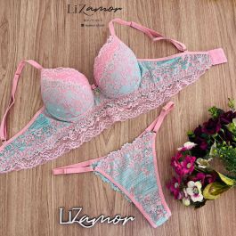 Conjunto de Soutien estilo Cropped rendado. Acompanha fio dental rendado de regulagem.