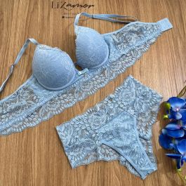 Linha Golden. Conjunto rendado estilo Cropped com aro suspenso. Acompanha fio dental modelo borboleta.