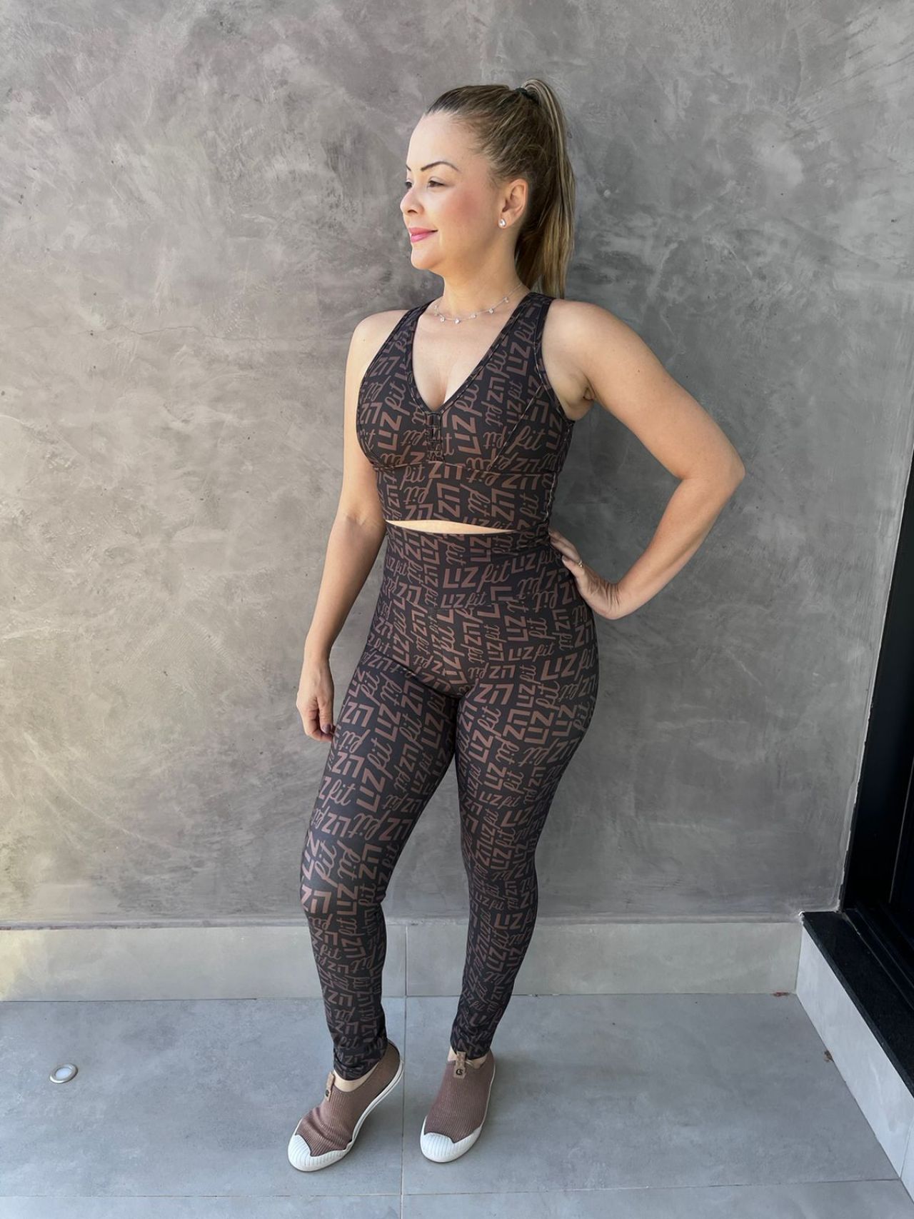 Liz fit. Calça legging estampa Digital logomania modelo reto com cós duplo modelador