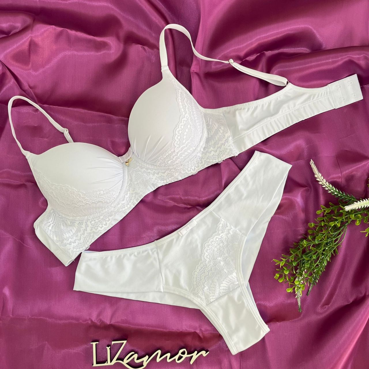 LINHA GOLD. Conjunto de corpo estruturado, bojo com detalhes franzidos e renda. Tanga com laterais duplas