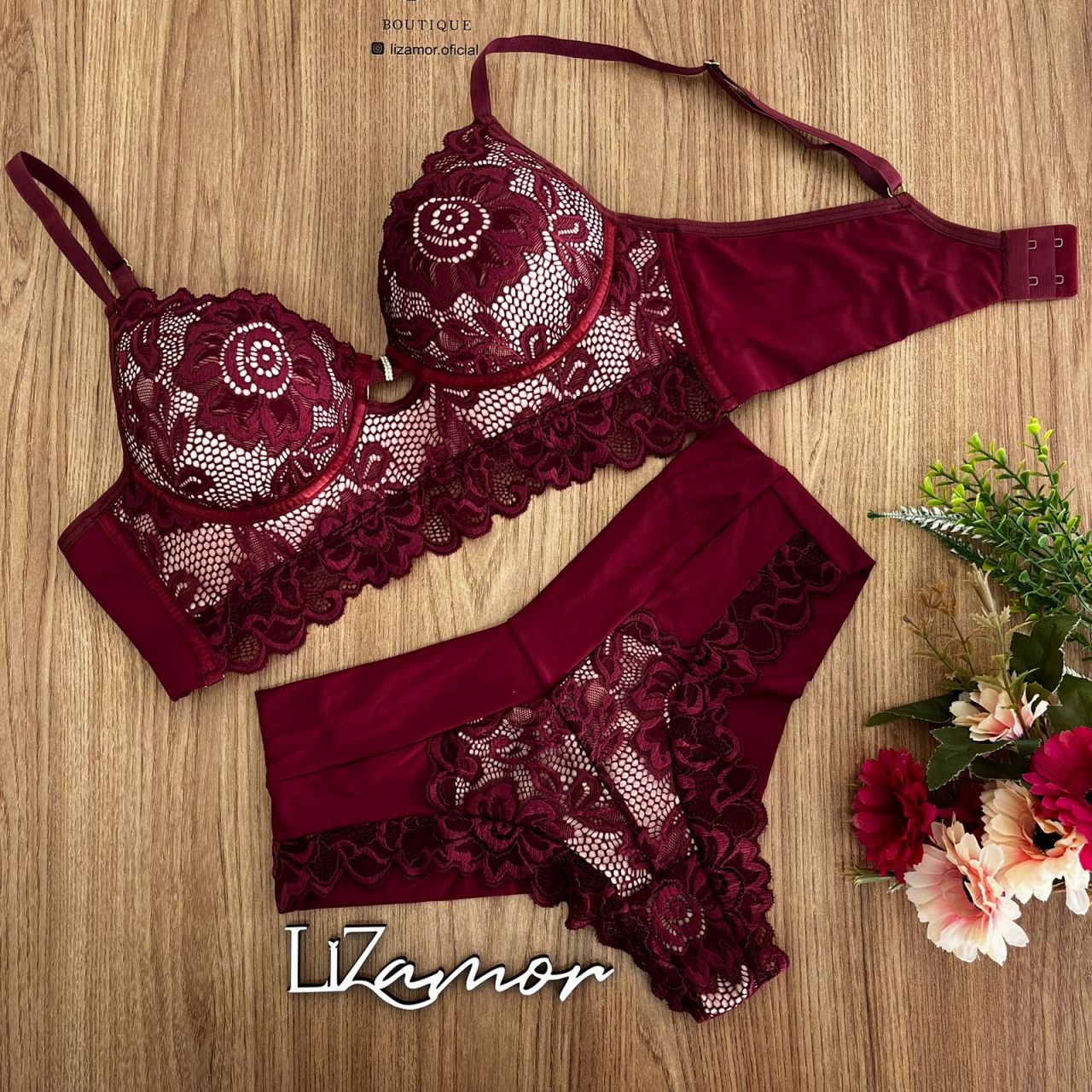 Conjunto de Soutien estilo Cropped rendado com base de espuma,alça trabalhada. Fio dental duplo rendado