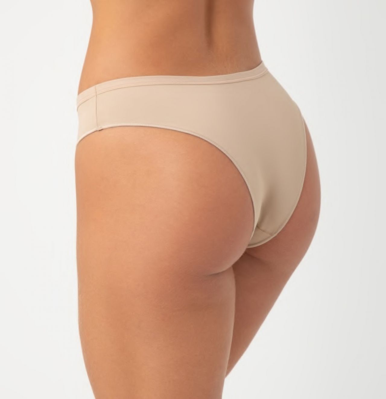 Tanga básica de microfibra com elástico invisível.