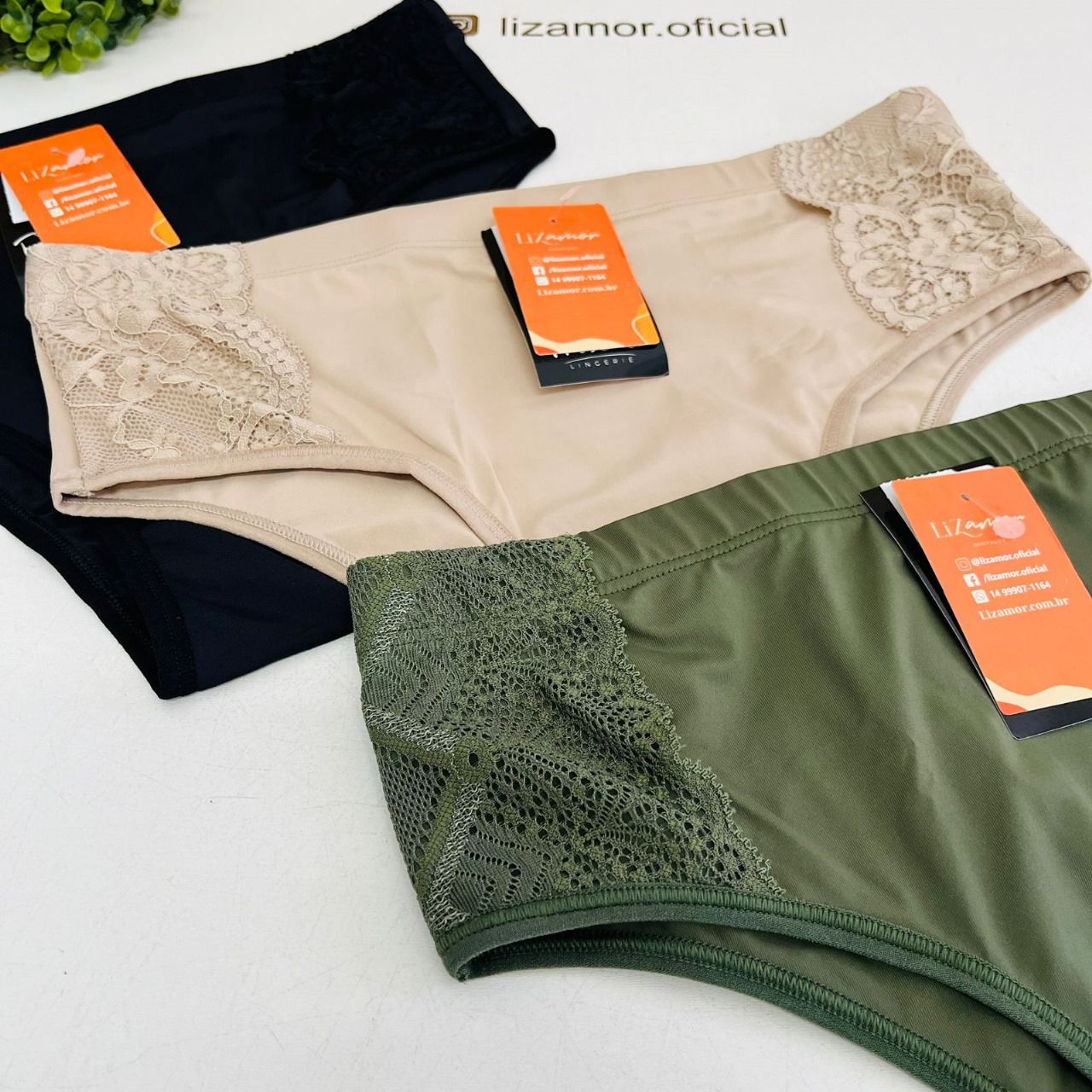 Calçola Reforçada. Modelo que agrada muitas senhoras. Cintura com elástico duplo e laterais com renda sobreposta