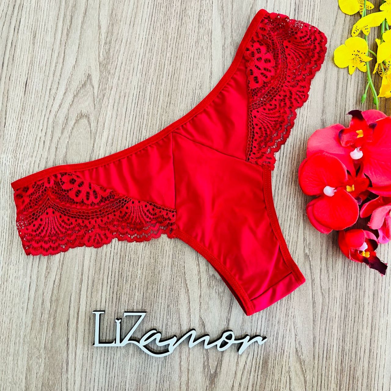 Linha Gold Luxo. Calcinha modelo Tanga Asa Delta com rendinhas laterais e frente com recorte W