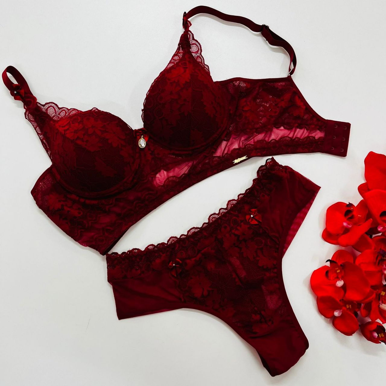 Plus Size. Conjunto de Soutien rendado com alça trabalhada. Fio dental alto de tule.