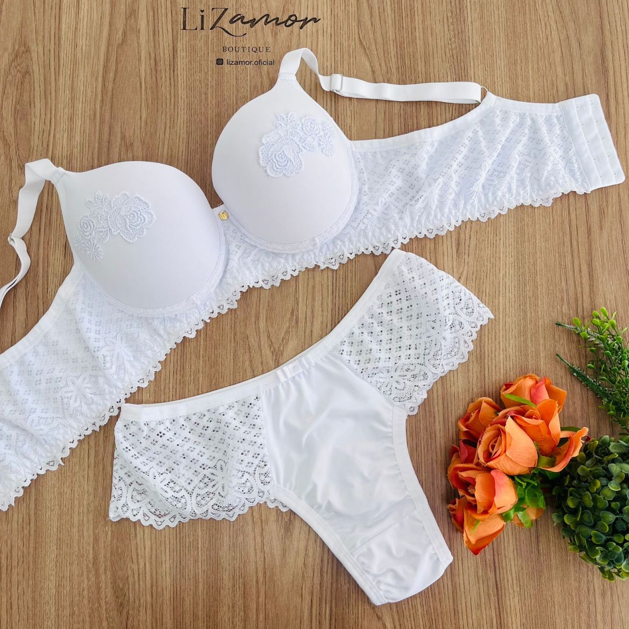 Conjunto Rendado com tule bordado. Acompanha fio dental rendado.