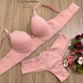 Fabricado por Lizamor. Conjunto rendado duplo com babado de renda. Fio dental rendado