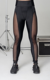 Calça Legging Labellamafia, coleção Legacy 2! Inteira na cor preta, é uma calça muito ousada e linda graças as suas aberturas 