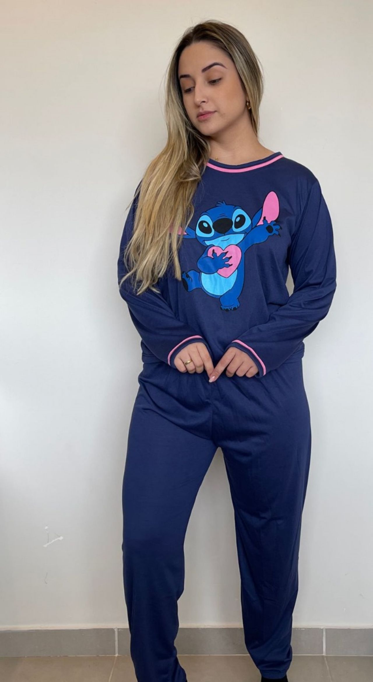 Pijama feminino de inverno manga longa e calça. Confeccionado em malha pv.