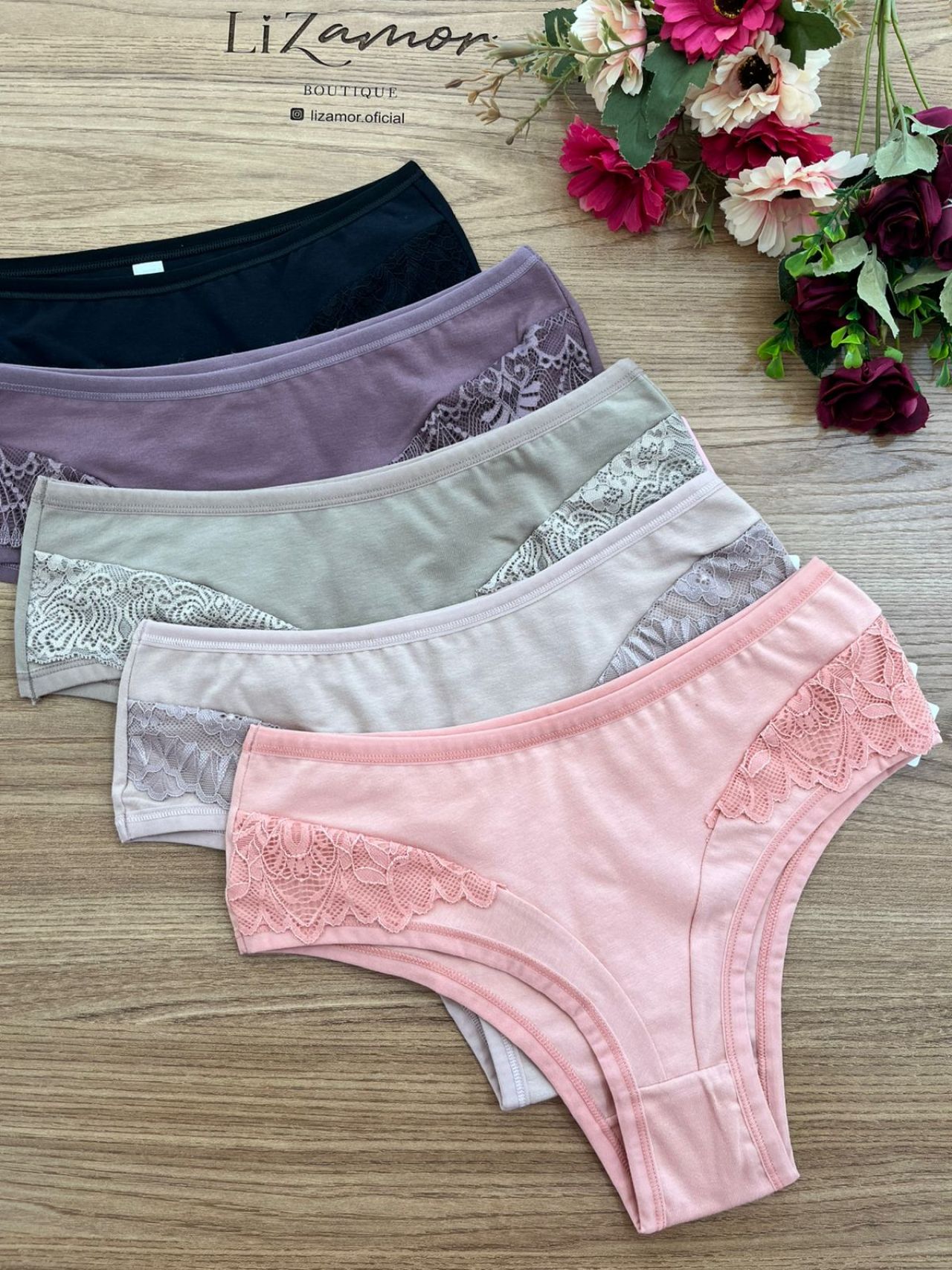 Tanga em algodão com recortes frontais e renda sobreposta.