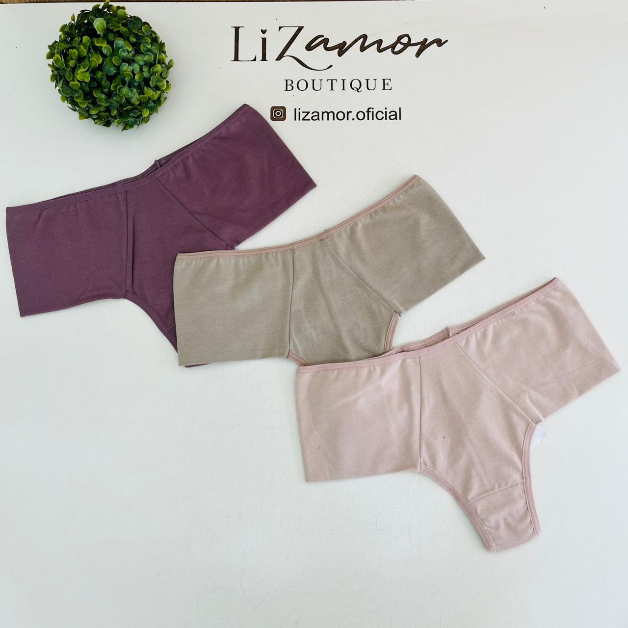 Fio dental duplo de algodão com palas largas e modeladoras.