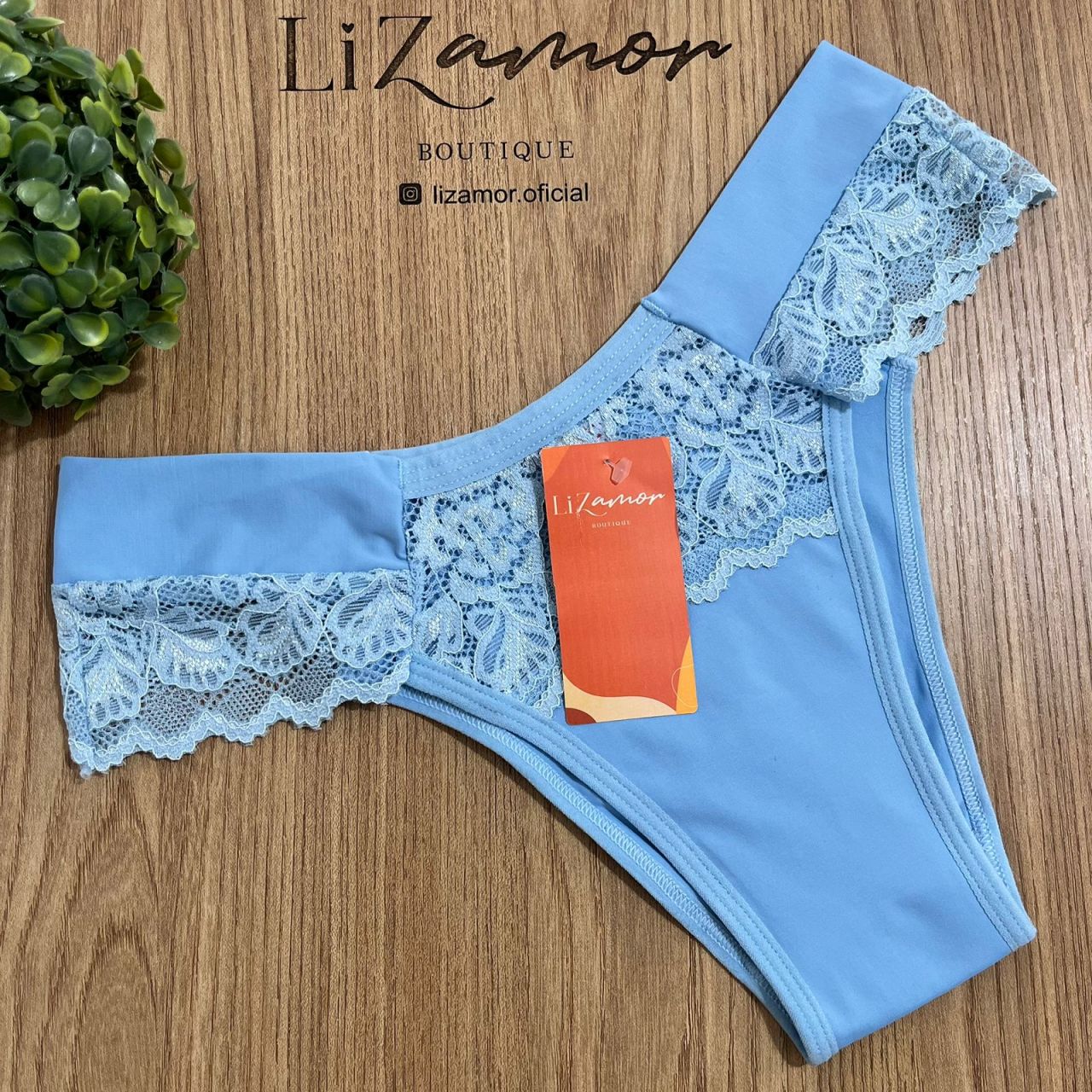 Tanga rendada com laterais trabalhadas em tecido duplo com renda babada