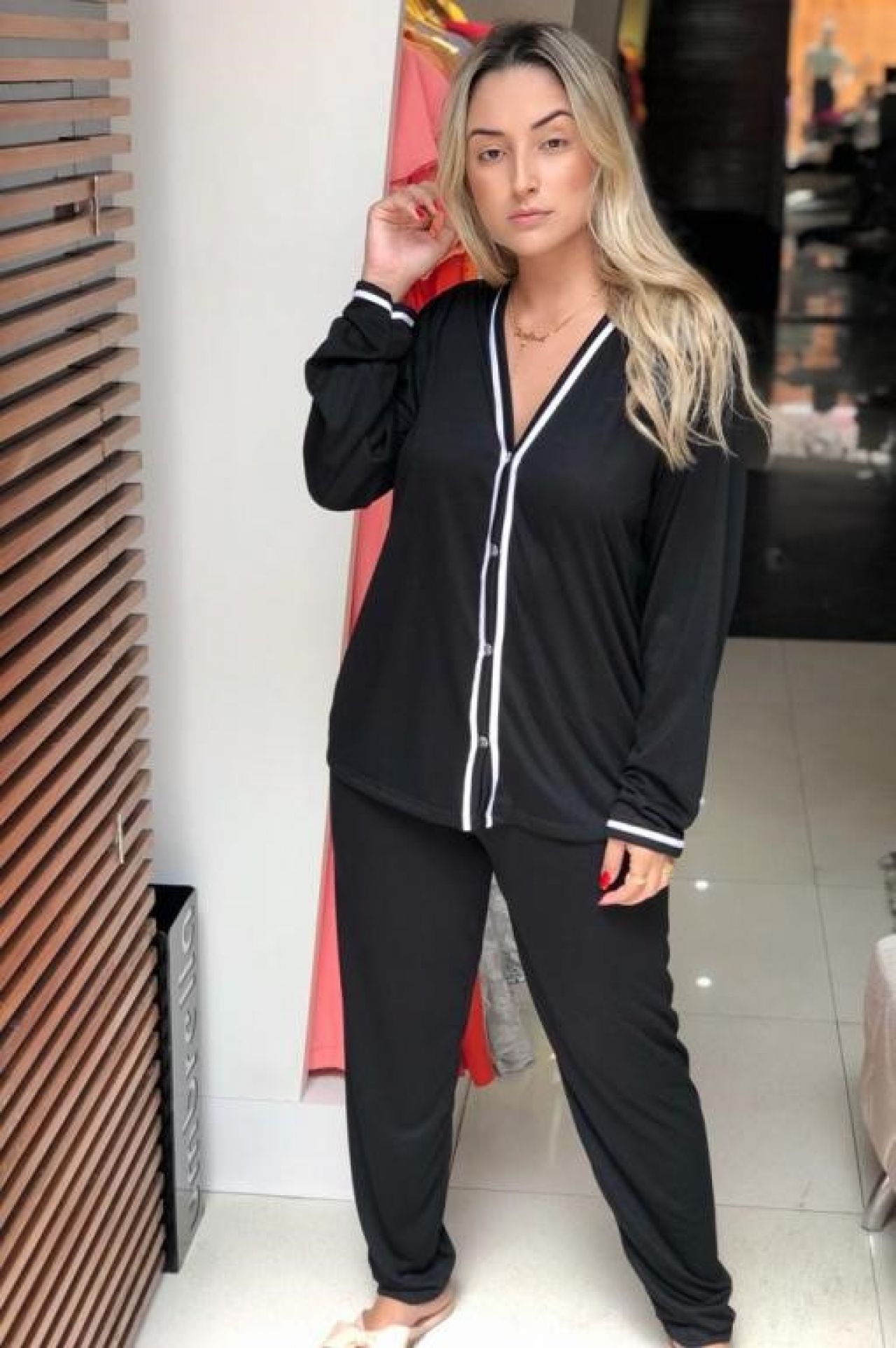 Pijama Longo blogueira. Modelo aberto com fechamento em botões