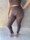 Liz fit. Calça legging estampa Digital logomania modelo reto com cós duplo modelador