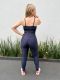 LIZ FIT Calça legging texturizada com recortes em curvas.