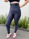 LIZ FIT Calça legging texturizada com recortes em curvas.