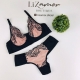 Fabricado por Lizamor. Conjunto rendado sem bojo com corpo de elástico. Acompanha fio dental duplo com renda na frente.