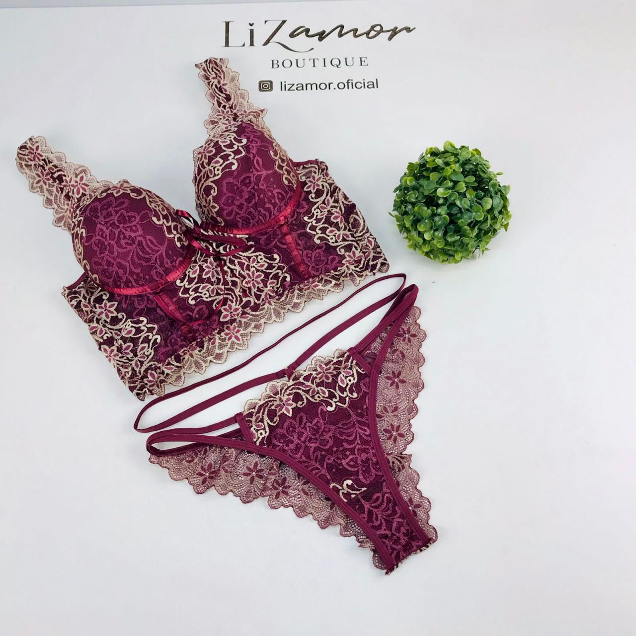 Fabricação Lizamor. Conjunto de Soutien estilo Cropped rendado. Acompanha fio dental rendado.