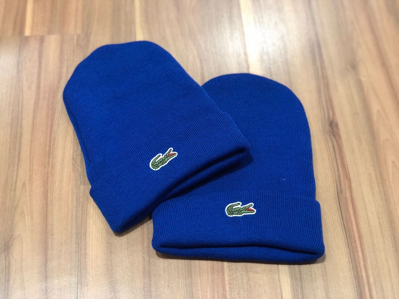 Touca básica de lã acrílica com bordado. Modelo impecável e encaixe perfeito