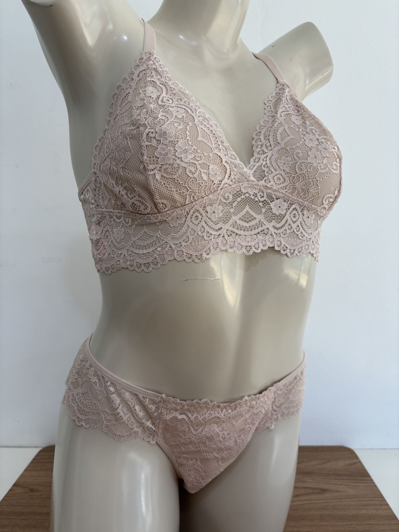 Linha Gold. Conjunto todo em renda especial. Sutiã sem aro e sem enchimento. Calcinha fio forrado