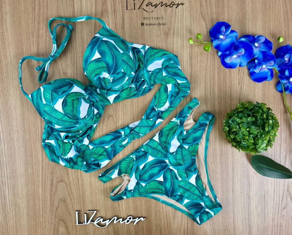 Conjunto de Biquíni. Top modelo com bojo e aro, tem um detalhe que cruza a frente da peça. Calcinha alta
