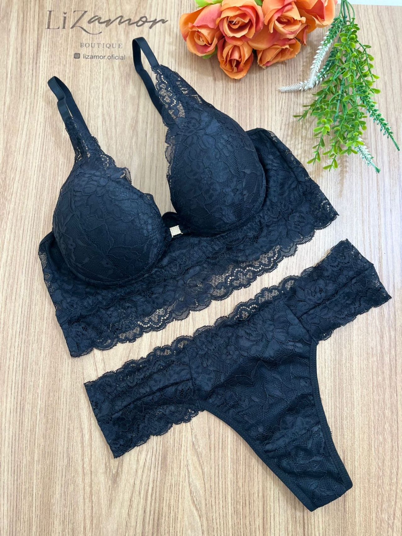 Conjunto rendado estilo Cropped push up. Fio dental rendado.