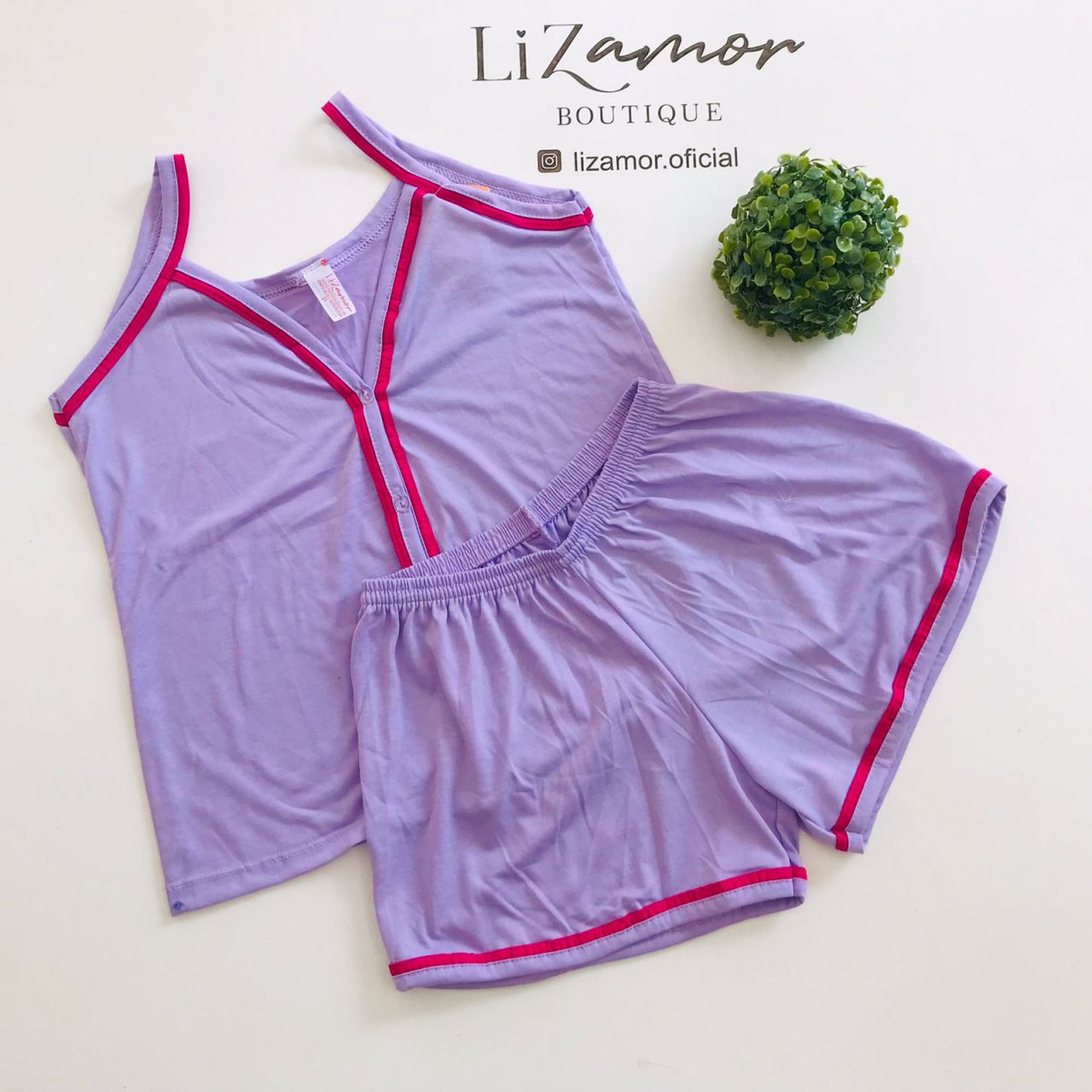 Baby doll de meia malha com alças finas e delicadas estilo americano. Short curto.